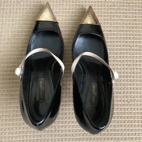 Louis Vuitton Women's Black Patent leather Pointed Toe Stiletto Heels. - Picture 5 of 10